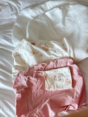 Nestig Mini Crib 2 Fitted Sheets and 2 Mattresses Covers